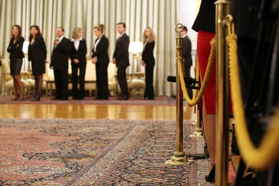 Ευχές για την Πρωτοχρονιά δέχθηκε ο Κ. Παπούλιας. Στιγμιότυπο από το Προεδρικό Μέγαρο, όπου τις ευχές για το νέο έτος δέχθηκε σήμερα ο Κάρολος Παούλιας από εκπροσώπους της πολιτικής, στρατιωτικής και θρησκευτικής ηγεσίας.