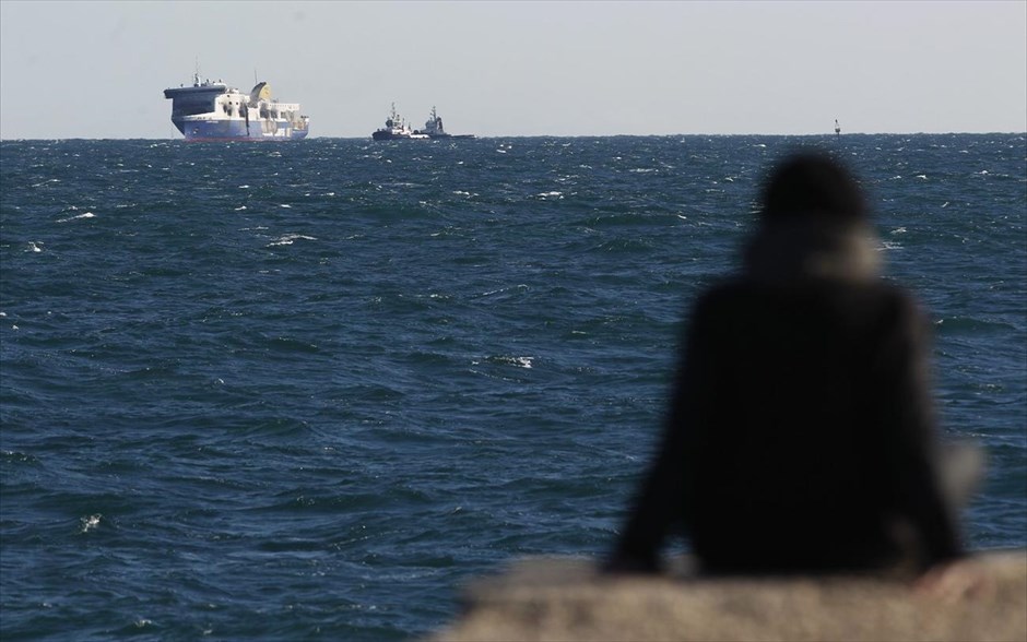 Στο λιμάνι του Μπρίντιζι φτάνει το Norman Atlantic. Στο λιμάνι του Μπρίντιζι φτάνει το πλοίο Norman Atlantic, το οποίο από χθες ρυμουλκείται από το σημείο στο οποίο βρισκόταν, κοντά στις αλβανικές ακτές. Ήδη πραγματοποιείται σύσκεψη για να αποφασιστεί σε ποιο ακριβώς σημείο θα πρέπει να οδηγηθεί από τα ρυμουλκά, ενώ όταν το πλοίο ασφαλιστεί από τις αρχές, θα αρχίσει έρευνα παρουσία εισαγγελέα. Το πλοίο έχει κατασχεθεί και οι ιταλικές εισαγγελικές αρχές αναμένουν σημαντικές απαντήσεις από το «μαύρο κουτί», σχετικά με το τι ακριβώς συνέβη και ποιοι ήταν οι πρώτοι χειρισμοί μετά το ξέσπασμα της φωτιάς τα ξημερώματα της περασμένης Κυριακής.