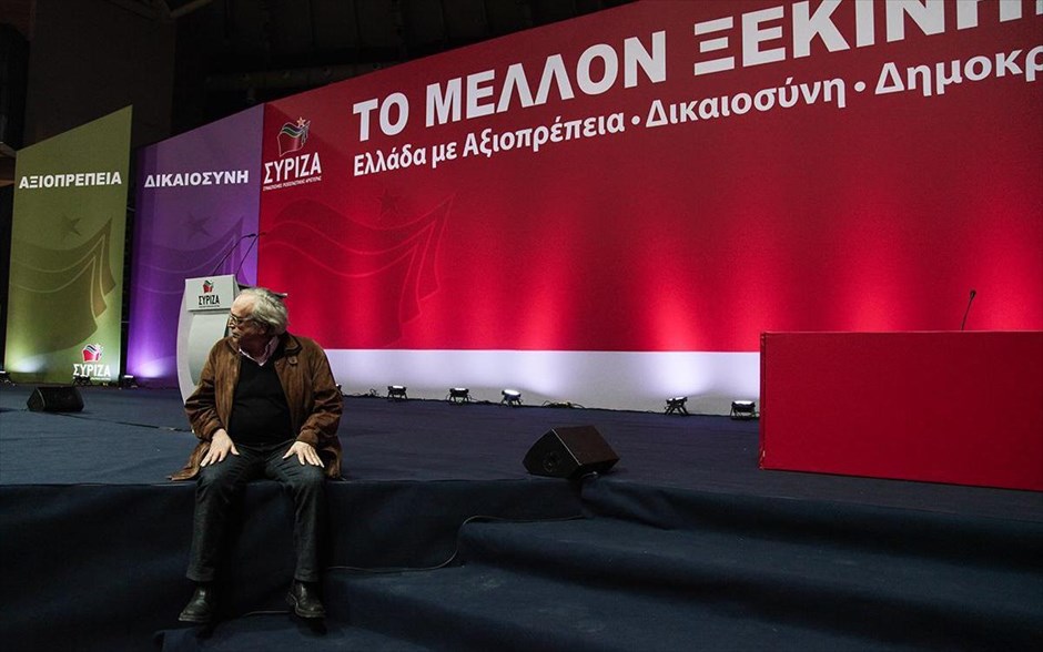 Συνεδρίαση της Κεντρικής Επιτροπής του ΣΥΡΙΖΑ . Στιγμιότυπο από τη συνεδρίαση της Κεντρικής Επιτροπής του ΣΥΡΙΖΑ, στο κλειστό γυμναστήριο του Tae Kwon Do στο Π. Φάληρο. Με την υιοθέτηση της εισήγησης του Αλέξη Τσίπρα που περιελάμβανε μεταξύ άλλων και την πολιτική συμμαχιών η Κεντρική Επιτροπή του ΣΥΡΙΖΑ ολοκλήρωσε αργά το απόγευμα την συνεδρίασή της.
