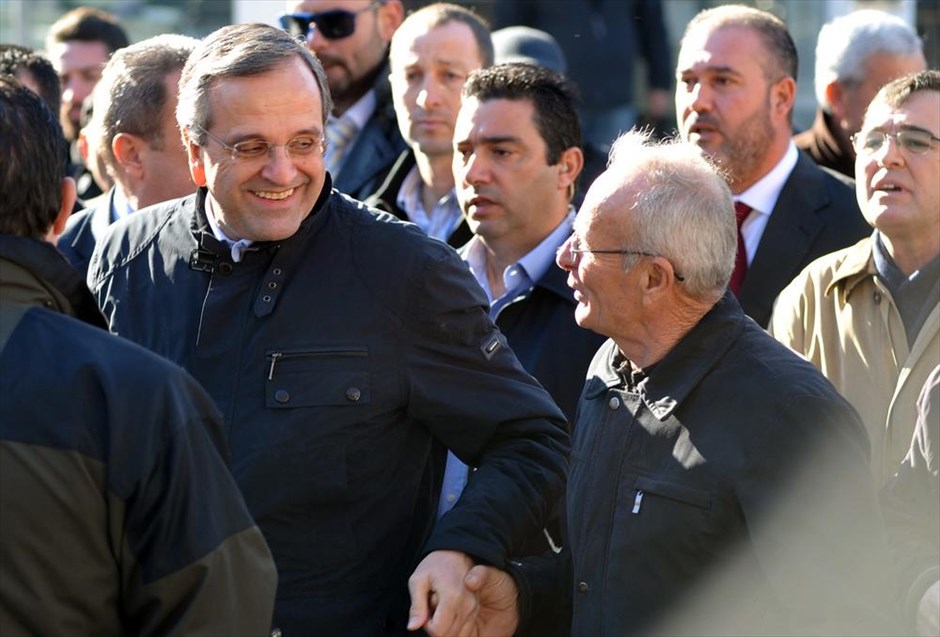 Επίσκεψη του Αντώνη Σαμαρά στην Αλεξανδρούπολη. Ο πρωθυπουργός και πρόεδρος της ΝΔ Αντώνης Σαμαράς συνομιλεί με πολίτες κατά την διάρκεια της σημερινής επίσκεψης του στην Αλεξανδρούπολη.