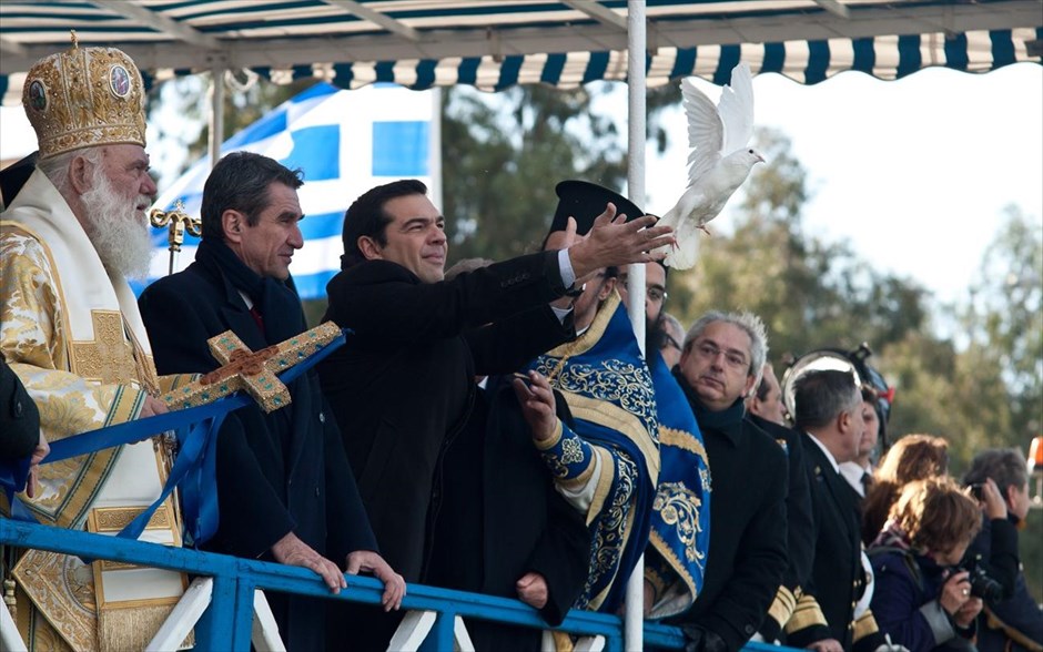 Στον Πειραιά για τα Θεοφάνεια ο Αλ. Τσίπρας . Ο πρόεδρος του ΣΥΡΙΖΑ Αλέξης Τσίπρας αφήνει ένα λευκό περιστέρι να πετάξει, στο εορτασμό των Θεοφανείων στο λιμάνι του Πειραιά. Το «παρών» στον αγιασμό των υδάτων στο λιμάνι του Πειραιά έδωσε ο πρόεδρος του ΣΥΡΙΖΑ Αλέξης Τσίπρας, ο οποίος ευχήθηκε «το φως της δικαιοσύνης και της αλήθειας να ζεσταίνει από εδώ και εμπρός την πατρίδα μας».