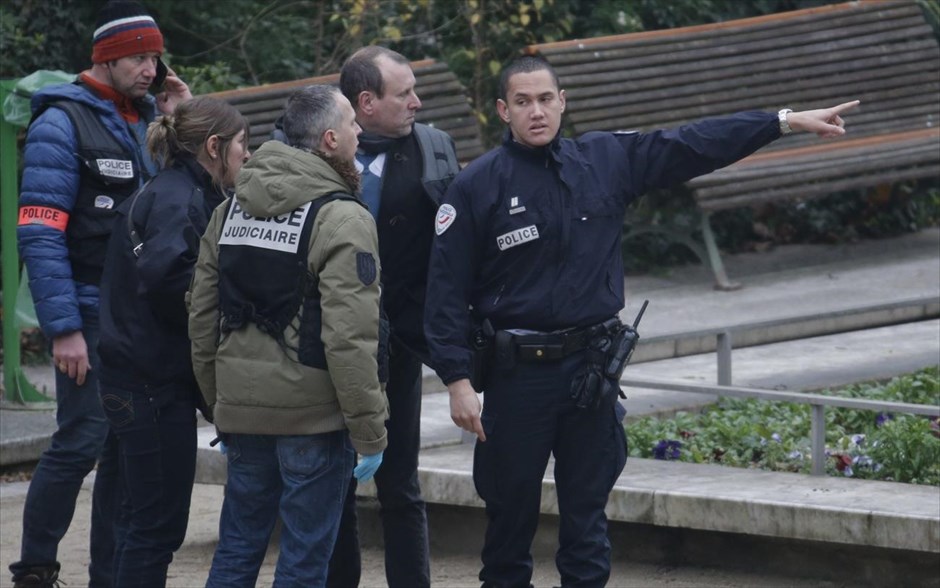 Αιματηρή επίθεση στα γραφεία της Charlie Hebdo. Αστυνομικοί έξω από τα γραφεία της&nbsp;Charlie Hebdo.