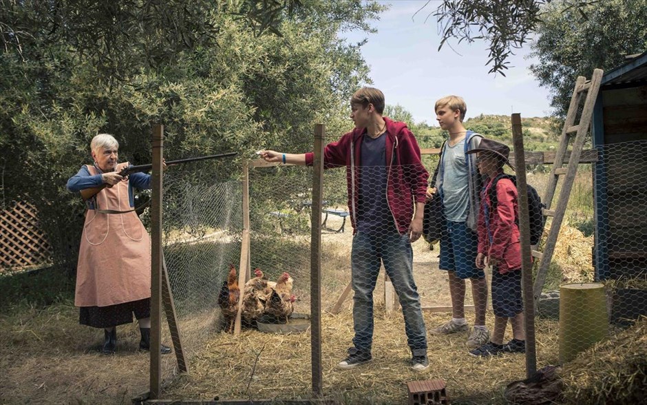 «Περιπέτεια στο Αιγαίο». «Περιπέτεια στο Αιγαίο»: Στα καταγάλανα νερά του Αιγαίου μάς ταξιδεύει η ελληνική ταινία διεθνούς συμπαραγωγής του Φιλανδού σκηνοθέτη Τάβι Βάρτια, με τους Ιφιγένεια Τζόλα, Ιωάννα Τριανταφυλλίδου, Ορφέα Αυγουστίδη, Ναταλία Δραγούμη, Γιάννη Στάνκογλου, Έφη Παπαθεοδώρου, Γεράσιμο Σκιαδαρέση και Γιάννη Ζουγανέλη. Στο υπέροχο καλοκαιρινό τοπίο, οι ξέγνοιαστες διακοπές μιας οικογένειας εξελίσσονται απρόσμενα σε ένα περιπετειώδες κυνήγι θησαυρού, που φέρνει στο φως καλά κρυμμένα μυστικά και έναν νέο έρωτα.