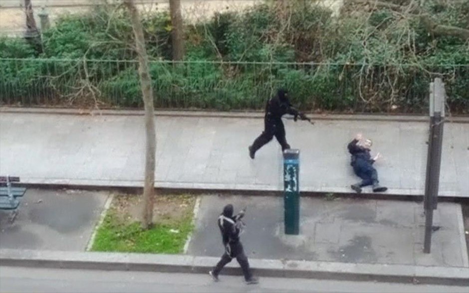 Μακελειό στην εφημερίδα Charlie Hebdo . Καρέ από βίντεο που δείχνει την εν ψυχρώ εκτέλεση αστυνομικού έξω από τα γραφεία της της Charlie Hebdo.