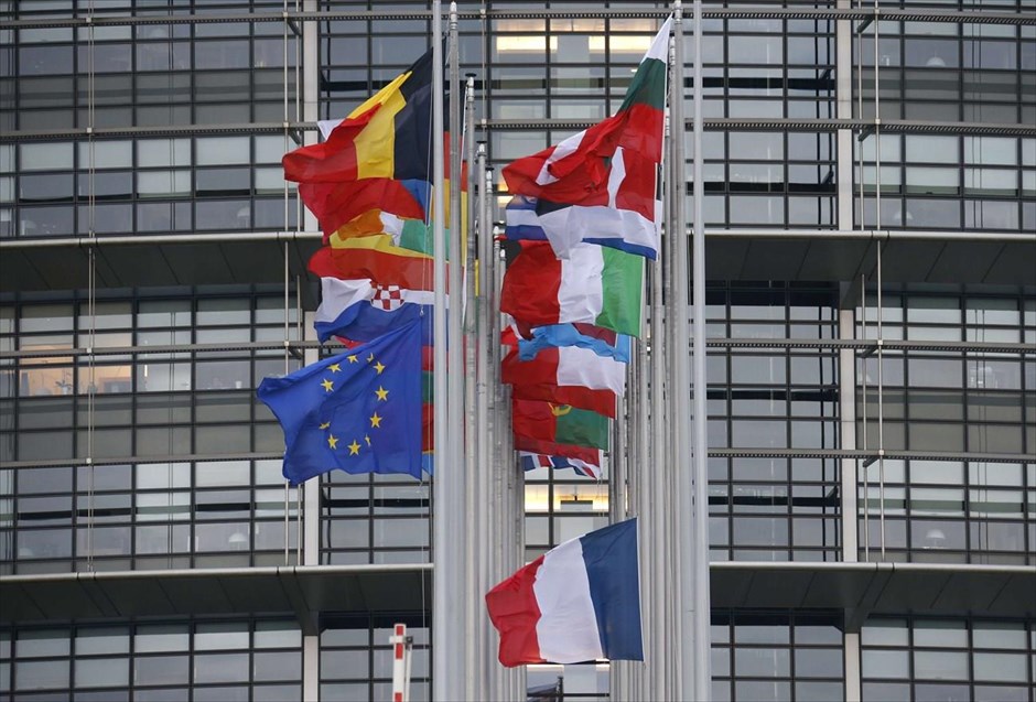 Κύμα αλληλεγγύης για την αιματηρή επίθεση στο Παρίσι. Μεσίστιες πνέουν οι σημαίες της Γαλλίας και της Ε.Ε. έξω από το κτήριο του Ευρωπαϊκού Κοινοβουλίου στο Στρασβούργο.&nbsp;