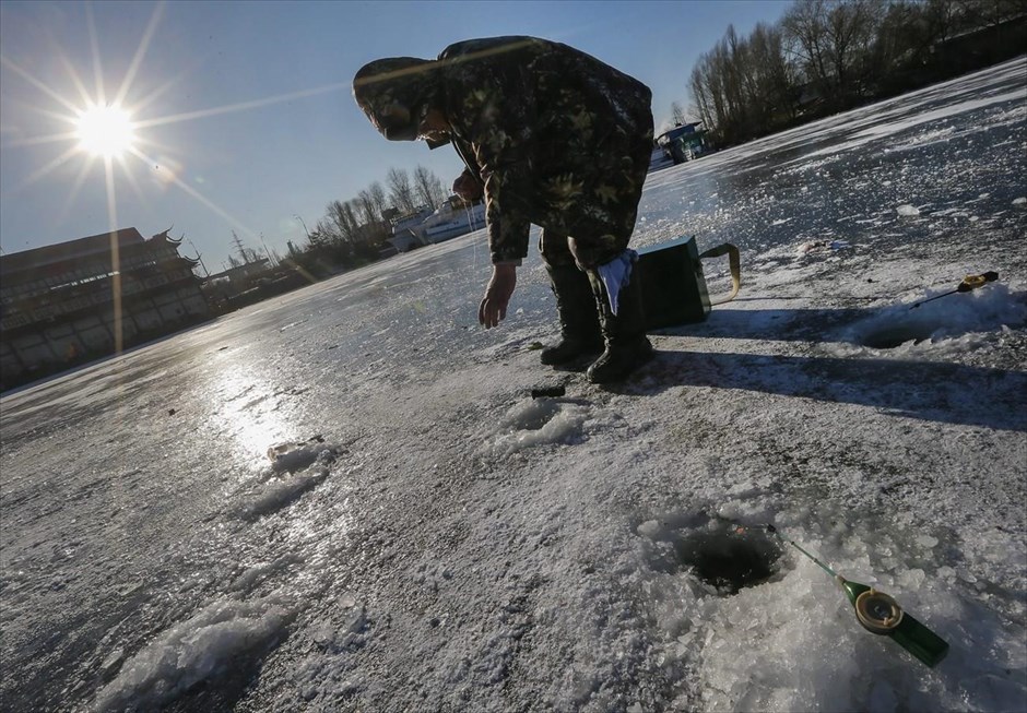 Ψάρεμα στον Δνείπερο. Ένας άντρας ψαρεύει στο παγωμένο ποταμό Δνείπερο στην Ουκρανία. Η θερμοκρασία στο Κίεβο άγγιξε σήμερα τους -18 βαθμούς. 