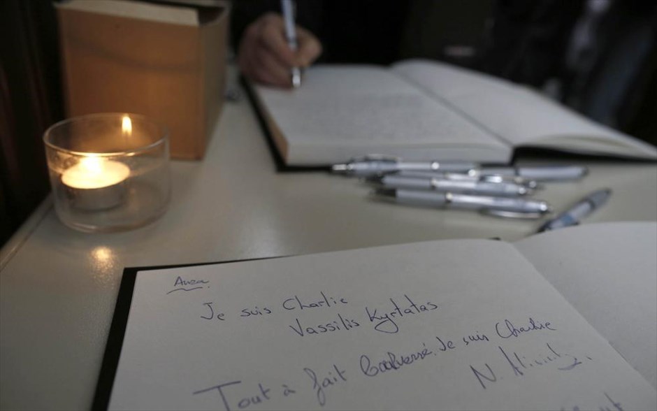 Γαλλικό Ινστιτούτο - Je suis Charlie. Πολίτης γράφει σε βιβλίο συλλυπητηρίων κατά τη διάρκεια συγκέντρωσης συμπαράστασης που πραγματοποιούν μέλη της πρωτοβουλίας πολιτών της Αθήνας, για το μακελειό στην εφημερίδα Charlie Hebdo.
