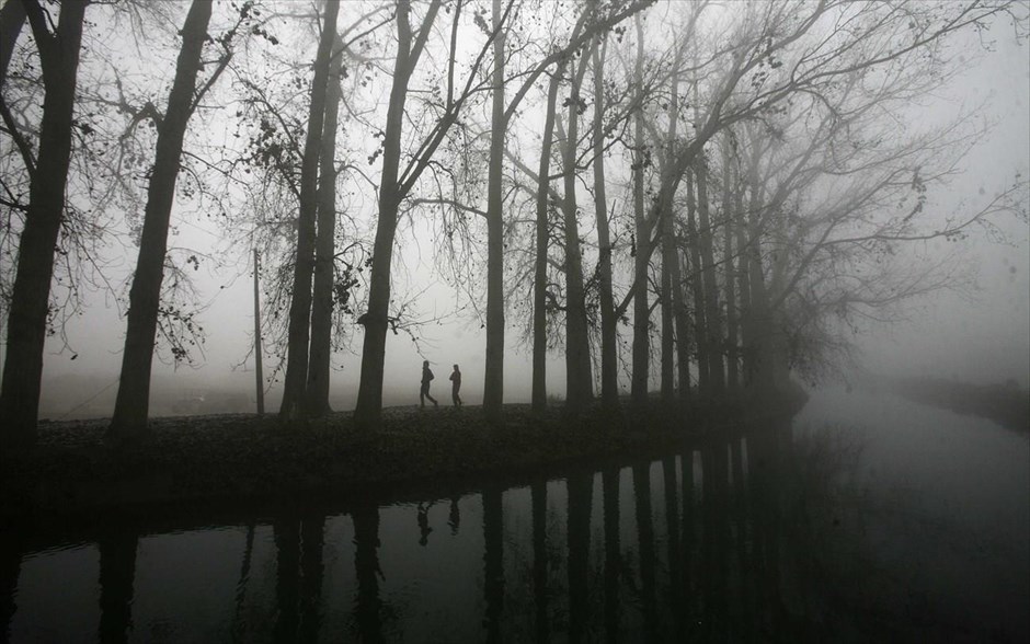 Ομιχλώδες σκηνικό στο Γιαμού. Κόσμος κάνει περίπατο κατά τη διάρκεια ενός ομιχλώδους πρωινού στα περίχωρα του Γιαμού, στο υπό ινδική διοίκηση Κασμίρ.