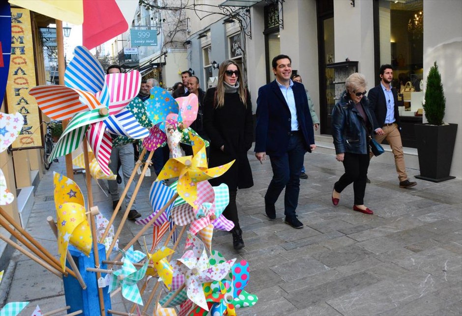 Περιοδεία του Αλέξη Τσίπρα στην Αργολίδα. Ο πρόεδρος του ΣΥΡΙΖΑ Αλέξης Τσίπρας (κέντρο) περπατά στους δρόμους του Ναυπλίου, το οποίο επισκέφθηκε στο πλαίσιο της περιοδείας του στην Αργολίδα. Ο κ. Τσίπρας επεσήμανε πως η χώρα δεν μπορεί να βγει από την κρίση αν δεν στηριχτεί η πρωτογενής παραγωγή και οι άνθρωποι του μόχθου.
