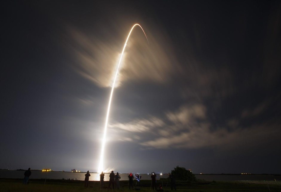 SpaceX: Απέτυχε η απόπειρα προσγείωσης ακριβείας του Falcon 9 . Στιγμιότυπο από την απογείωση του πυραύλου Falcon 9 της SpaceX, που μετέφερε το διαστημόπλοιο Dragon, με προορισμό τον Διεθνή Διαστημικό Σταθμό. Αν και το σκάφος Dragon συνεχίζει κανονικά το ταξίδι του, η απόπειρα προσγείωσης ακριβείας του πυραύλου σε πλωτή πλατφόρμα απέτυχε. Οι δοκιμές της SpaceX για «μαλακές» προσθαλασσώσεις &nbsp;αποτελούν κομβικό σημείο στον τομέα των επαναχρησιμοποιούμενων διαστημικό σκαφών με στόχο τη μείωση του κόστους των διαστημικών αποστολών.