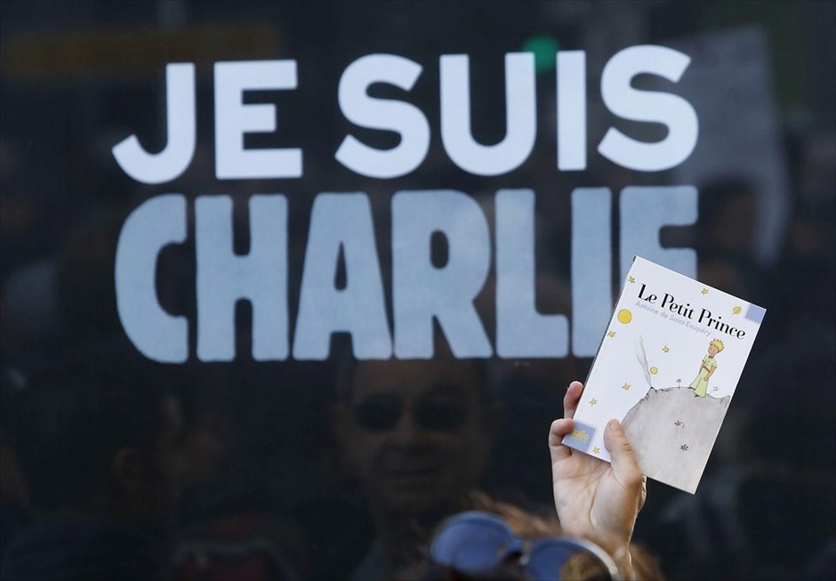 Γαλλία - Διαδήλωση - Charlie Hebdo. Διαδηλωτής κρατά το βιβλίο «Μικρός πρίγκιπας» κατά τη διάρκεια διαδήλωσης στη Μασσαλία.