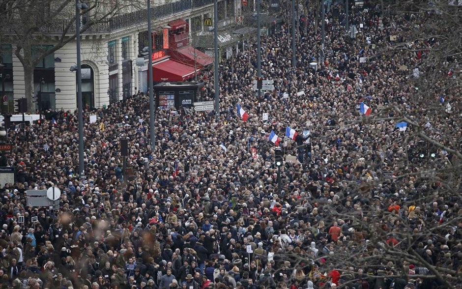 Γαλλία - Παρίσι - Πορεία Ενότητας - Charlie Hebdo. Πολίτες έχουν συγκεντρωθεί στην Πλας ντε λα Ρεπουμπλίκ.