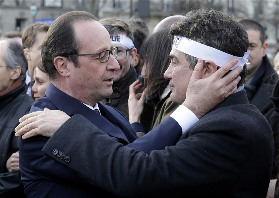 Γαλλία - Παρίσι - Πορεία Ενότητας - Charlie Hebdo. Ο Γάλλος πρόεδρος Φρανσουά Ολάντ συνομιλεί με τον αρθρογράφο της Charlie Hebdo, Πατρίκ Πελού κατά τη διάρκεια της πορείας ενότητας στο Παρίσι.