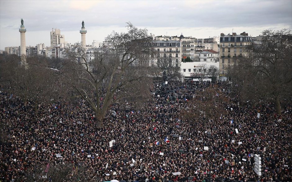 Γαλλία - Παρίσι - Πορεία Ενότητας - Charlie Hebdo. Διαδηλωτές φτάνουν στην Πλατεία του Έθνους, σημείο τερματισμού της πορείας ενότητας. 