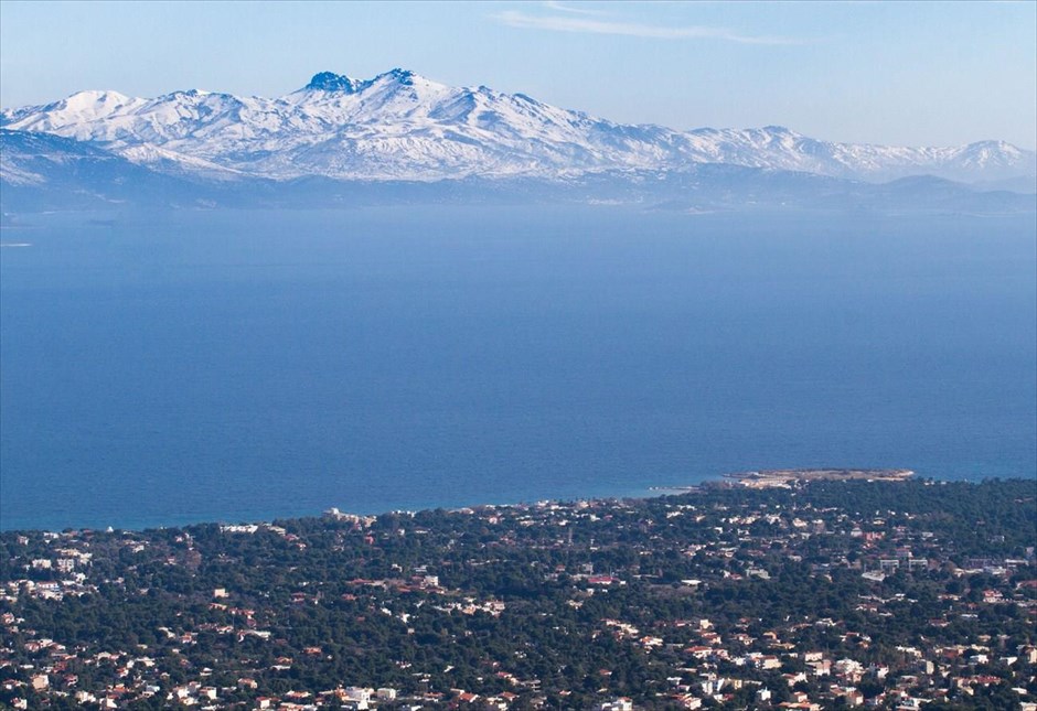 Με θέα τα χιονισμένα βουνά της Εύβοιας. Τα χιονισμένα βουνά της Εύβοιας όπως φαίνονται από τον Διόνυσο Αττικής. Νέα επιδείνωση θα παρουσιάσει ο καιρός από τη Δευτέρα, με ισχυρές βροχές και καταιγίδες, χιονοπτώσεις σε ορεινές και ημιορεινές περιοχές και θυελλώδεις ανέμους.