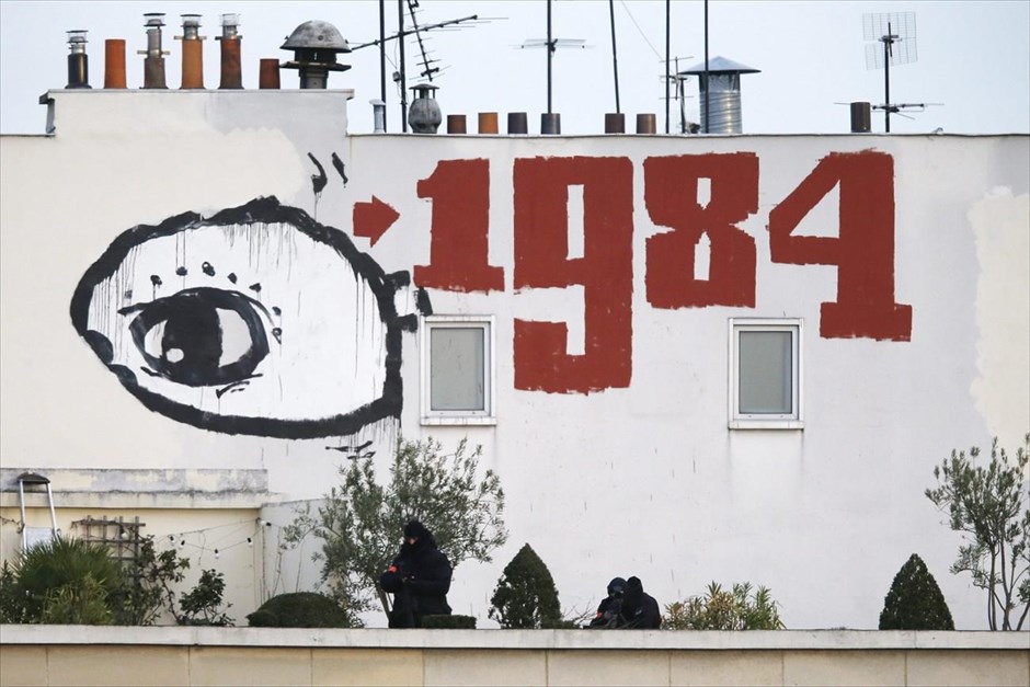 Υπό δρακόντεια μέτρα ασφαλείας η πορεία στο Παρίσι. Ελεύθεροι σκοπευτές έχουν πάρει θέση στην Πλατεία του Έθνους στο Παρίσι, όπου κατέληξε η μεγαλειώδης πορεία ενάντια στην τρομοκρατία. Σύμφωνα με εκτιμήσεις των διοργανωτών πάνω από ένα εκατομμύριο πολίτες και περίπου 50 ηγέτες και υψηλόβαθμοι αξιωματούχοι ξένων κρατών, έλαβαν μέρος στην «πορεία ενότητας».