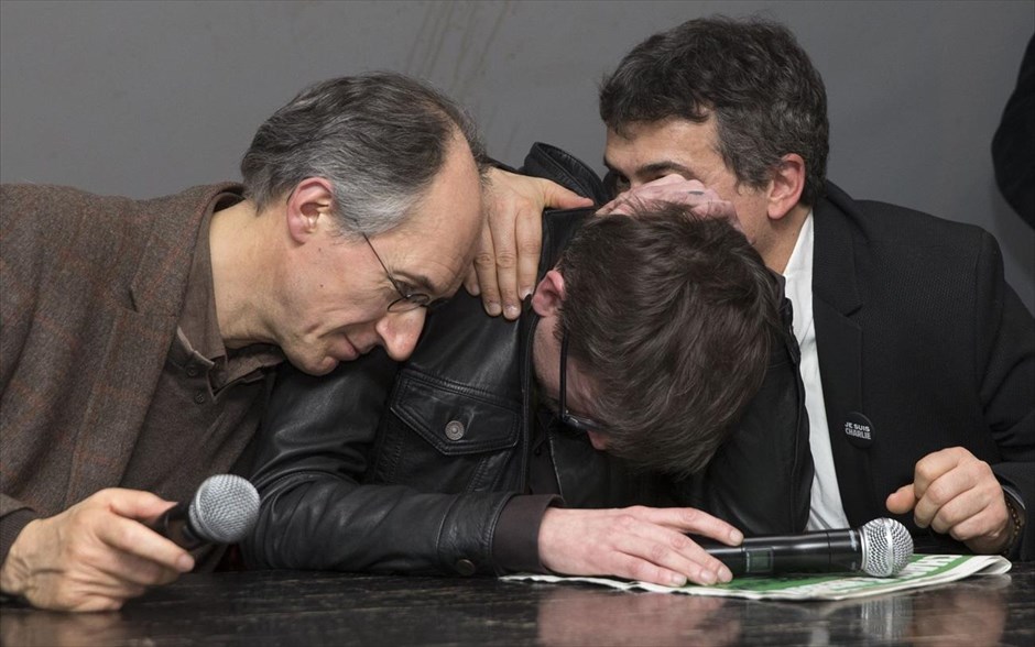 Κυκλοφόρησε το πρώτο φύλλο της Charlie Hebdo. O νέος διευθυντής της σατιρικής εφημερίδας Charlie Hebdo, Gerard Briard (αριστερά) και ο αρθρογράφος Patrick Pelloux παρηγορούν τον σκιτσογράφο Luz κατά τη διάρκεια συνέντευξης Τύπου στα γραφεία της εφημερίδας Liberation στο Παρίσι. Με πρωτοσέλιδο σκίτσο του Μωάμεθ που δακρύζει κυκλοφόρησε σήμερα το πρώτο φύλλο της Charlie Hebdo, μία εβδομάδα μετά την αιματηρή επίθεση στα γραφεία της εφημερίδας. Η σατιρική εφημερίδα κυκλοφόρησε με τιράζ τριών εκατομμυρίων φύλλων (έναντι 60.000 συνήθως), στο οποίο περιλαμβάνονται εκδόσεις σε ξένες γλώσσες (αγγλικά, τουρκικά, ισπανικά κτλ.). Από την Ευρώπη μέχρι την Αυστραλία, πολυάριθμες εφημερίδες αναπαρήγαγαν το πρωτοσέλιδο ενός φύλλου, το οποίο στήθηκε στα γραφεία της αριστερής εφημερίδας Liberation.
