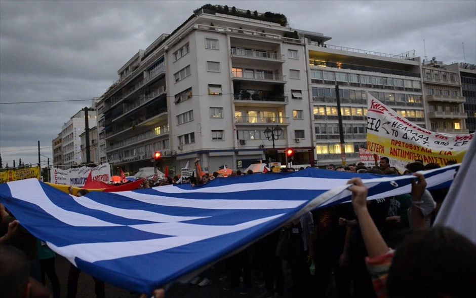 «Agora: Από τη Δημοκρατία στις αγορές». «Agora: Από τη Δημοκρατία στις αγορές»: Στο ντοκιμαντέρ του, ο Γιώργος Αυγερόπουλος καταδεικνύει πως, στη σύγχρονη Ελλάδα, η λέξη Αγορά έχει χάσει την αρχική της έννοια και υποδηλώνει μόνο τον τόπο και την πράξη των εμπορικών συναλλαγών. Είναι μια κυρίαρχη λέξη στην πραγματικότητα, που βιώνουν σήμερα οι Έλληνες, καθώς η χώρα περνά μια οικονομική δίνη, που καταβροχθίζει ανθρώπινες ζωές στην πορεία της.