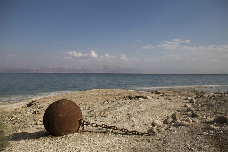 «Αργοπεθαίνει» η Νεκρά Θάλασσα . Σημαδούρα που χρησιμοποιούσε το πολεμικό ναυτικό του Ισραήλ τη δεκαετία του 1980, όταν διατηρούσε εγκαταστάσεις στη Νεκρά Θάλασσα. Βρίσκεται σε απόσταση 20 περίπου μέτρων από το νερό, εκεί όπου βρισκόταν η στάθμη 30 χρόνια πριν.&nbsp;