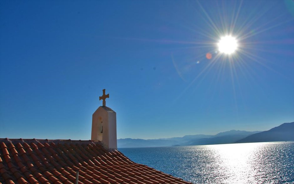 Σταδιακή άνοδος της θερμοκρασίας. Το εκκλησάκι του Αγίου Νικολάου στην παραλία της Καραθώνας στο Ναύπλιο.