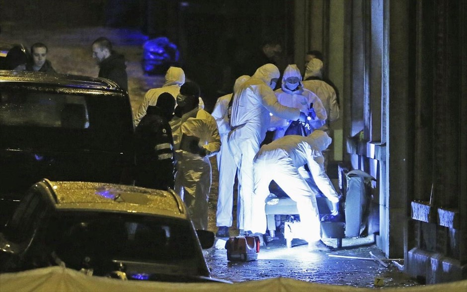 Βέλγιο: Δύο νεκροί σε αντιτρομοκρατική έφοδο. Δύο άνθρωποι που φέρονται ως τζιχαντιστές έχασαν τη ζωή τους και ένας ακόμη συνελήφθη σε αντιτρομοκρατική έφοδο των βελγικών αρχών σε κτήριο στη Βερβιέρ, στα ανατολικά της χώρας. Σύμφωνα με αξιωματούχους οι ύποπτοι σχεδίαζαν τρομοκρατικές επιθέσεις. Η αποψινή επιχείρηση της βελγικής αστυνομίας ήταν μια από τις 12 που έγιναν ταυτόχρονα, με στόχο να εντοπίσουν και να συλλάβουν ανθρώπους που οι αρχές πιστεύουν ότι επέστρεψαν στο Βέλγιο από τη Συρία έχοντας πολεμήσει στον πλευρό των τζιχαντιστών του Ισλαμικού Κράτους.