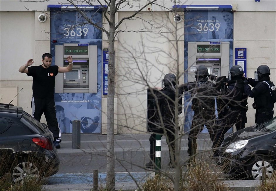 Χωρίς θύματα έληξε η ομηρεία στο Παρίσι. Χωρίς θύματα έληξε η κατάσταση ομηρείας σε ταχυδρομείο στο βορειοδυτικό Παρίσι, καθώς ο δράστης βρίσκεται τα χέρια της αστυνομίας και οι όμηροι φέρονται να έχουν απελευθερωθεί. Ο δράστης, ο οποίος έφερε πολεμικό τυφέκιο τύπου Καλάσνικοφ, είχε εισβάλει λίγο πριν τη 1 το μεσημέρι στο ταχυδρομείο του προαστίου Κολόμπ, σε μια υπόθεση η οποία, σύμφωνα με τις γαλλικές αρχές, δεν συνδέεται με την τρομοκρατία.