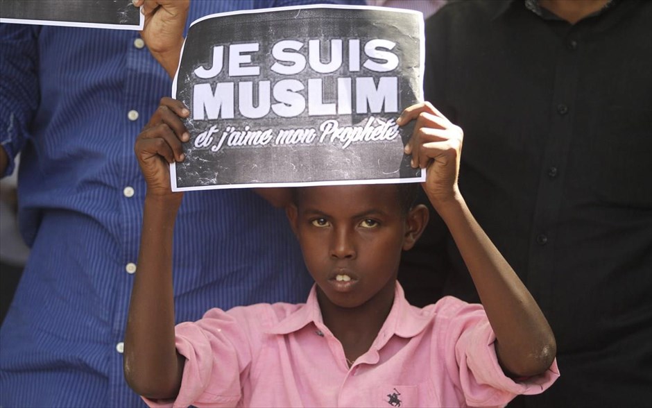 Διαδήλωση κατά της Charlie Hebdo στη Σομαλία. Ένα μικρό αγόρι συμμετέχει σε διαδήλωση κατά της Γαλλικής εφημερίδας&nbsp;Charlie Hebdo, στην Μογκαντίσου της Σομαλίας.