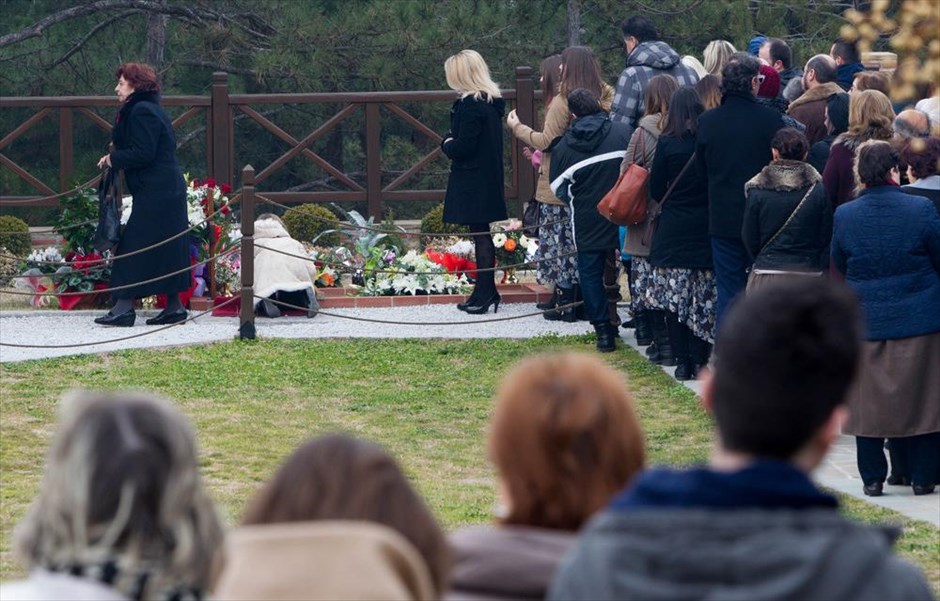 Προσκύνημα στον τάφο του Αγίου Παΐσιου . Πλήθος πιστών στην Ιερά Μονή του Αγίου Ιωάννη του Θεολόγου στη Σουρωτή Θεσσαλονίκης περιμένουν να προσκυνήσουν τον τάφο του Αγίου - πλέον - Παΐσιου του Αθωνίτη.