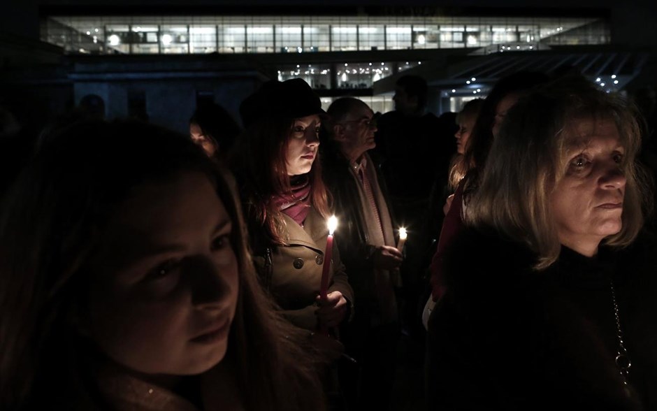 Διαμαρτυρία υπό το φως των κεριών στην Ακρόπολη. Στιγμιότυπο από συμβολική συγκέντρωση διαμαρτυρίας υπό το φως των κεριών που πραγματοποιήθηκε μπροστά στην πύλη του Μουσείου της Ακρόπολης από δημάρχους και πολίτες που ζητούν την επιστροφή των γλυπτών του Παρθενώνα από το Βρετανικό Μουσείο του Λονδίνου.