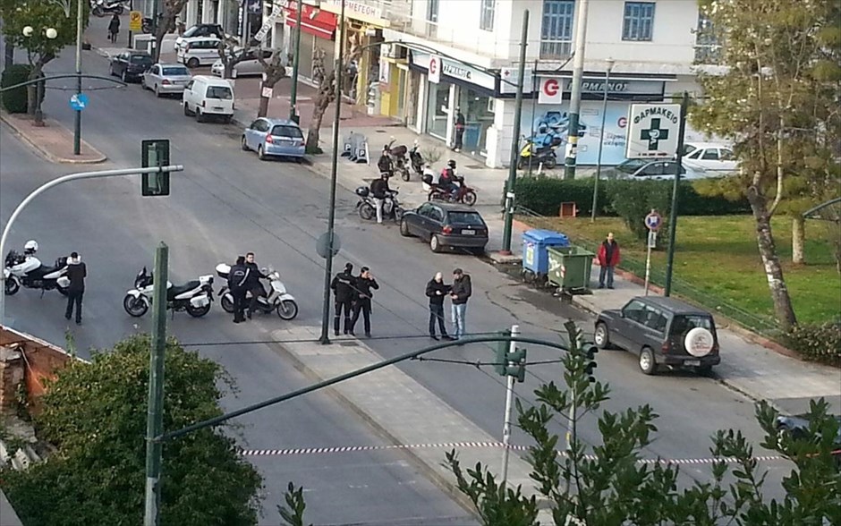 Τηλεφώνημα για τοποθέτηση προκήρυξης έξω από τη Ναυτεμπορική. 