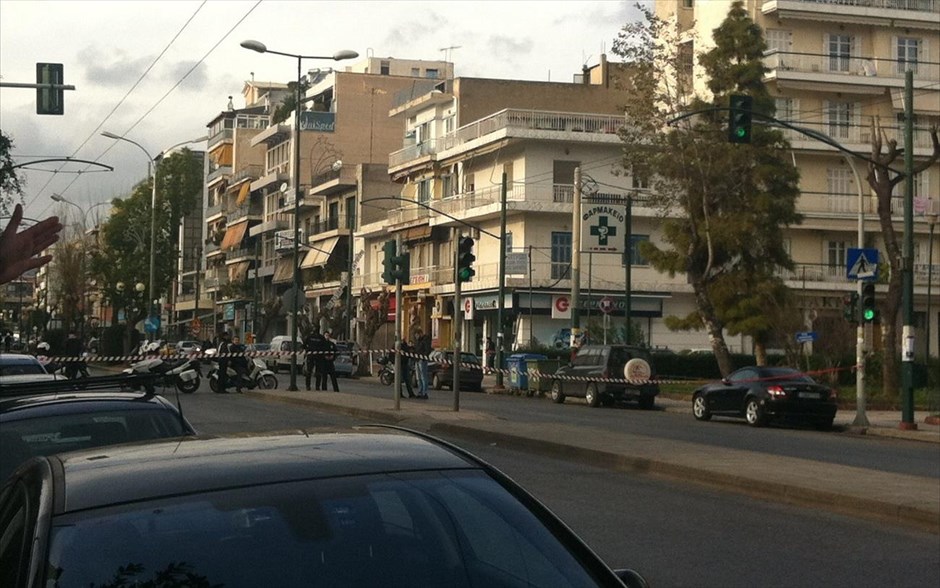 Τηλεφώνημα για τοποθέτηση προκήρυξης έξω από τη Ναυτεμπορική. 