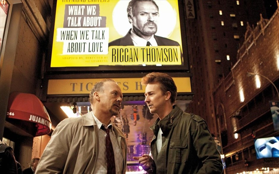  «Birdman ή Η απρόσμενη αρετή της αφέλειας». Ο Αλεχάντρο Γκονσάλες Ινιάριτου παρουσιάζει το «Birdman ή Η απρόσμενη αρετή της αφέλειας». Ένας άλλοτε επιτυχημένος και διάσημος ηθοποιός, αρνείται πεισματικά να αντικρύσει το παρελθόν του και να αντιμετωπίσει το μέλλον του. Έτσι, ανεβάζει ένα θεατρικό έργο, πιστεύοντας ότι αυτό το εγχείρημα θα αναδείξει το καλλιτεχνικό του ανάστημα και θα τον καθιερώσει στο πολιτιστικό προσκήνιο, απαλλάσσοντάς τον από τη ρετσινιά του ξοφλημένου χολιγουντιανού διάττοντα αστέρα. Όμως, καθώς πλησιάζει η πρεμιέρα, αρχίζουν οι αναποδιές.