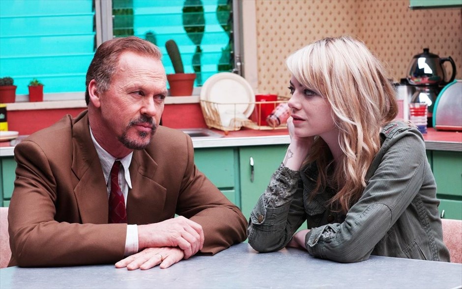  «Birdman ή Η απρόσμενη αρετή της αφέλειας». Ο Αλεχάντρο Γκονσάλες Ινιάριτου παρουσιάζει το «Birdman ή Η απρόσμενη αρετή της αφέλειας». Ένας άλλοτε επιτυχημένος και διάσημος ηθοποιός, αρνείται πεισματικά να αντικρύσει το παρελθόν του και να αντιμετωπίσει το μέλλον του. Έτσι, ανεβάζει ένα θεατρικό έργο, πιστεύοντας ότι αυτό το εγχείρημα θα αναδείξει το καλλιτεχνικό του ανάστημα και θα τον καθιερώσει στο πολιτιστικό προσκήνιο, απαλλάσσοντάς τον από τη ρετσινιά του ξοφλημένου χολιγουντιανού διάττοντα αστέρα. Όμως, καθώς πλησιάζει η πρεμιέρα, αρχίζουν οι αναποδιές.