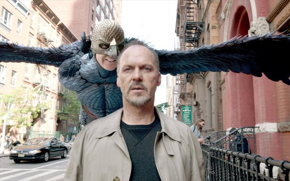  «Birdman ή Η απρόσμενη αρετή της αφέλειας». Ο Αλεχάντρο Γκονσάλες Ινιάριτου παρουσιάζει το «Birdman ή Η απρόσμενη αρετή της αφέλειας». Ένας άλλοτε επιτυχημένος και διάσημος ηθοποιός, αρνείται πεισματικά να αντικρύσει το παρελθόν του και να αντιμετωπίσει το μέλλον του. Έτσι, ανεβάζει ένα θεατρικό έργο, πιστεύοντας ότι αυτό το εγχείρημα θα αναδείξει το καλλιτεχνικό του ανάστημα και θα τον καθιερώσει στο πολιτιστικό προσκήνιο, απαλλάσσοντάς τον από τη ρετσινιά του ξοφλημένου χολιγουντιανού διάττοντα αστέρα. Όμως, καθώς πλησιάζει η πρεμιέρα, αρχίζουν οι αναποδιές.