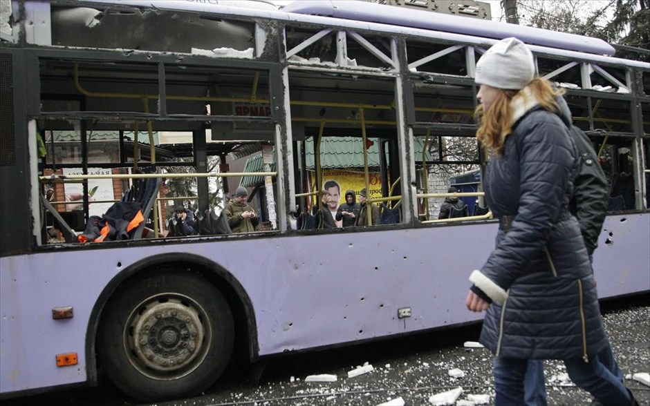 Ντονέτσκ: Νεκροί από ρίψη οβίδας σε στάση τρόλεϊ. Δεκατρείς άνθρωποι σκοτώθηκαν το πρωί στο Ντονέτσκ της ανατολικής Ουκρανίας, όταν οβίδα έπεσε σε στάση τρόλεϊ σε συνοικία της πόλης, όπως ανακοίνωσε εκπρόσωπος της δημαρχίας. «Δώδεκα άνθρωποι που βρίσκονταν μέσα σε τρόλεϊ σκοτώθηκαν, όπως και ένας ακόμη ο οποίος βρισκόταν μέσα σε διερχόμενο αυτοκίνητο», διευκρίνισε εκπρόσωπος της υπηρεσίας πρώτων βοηθειών της πόλης, που είναι προπύργιο των φιλορώσων αυτονομιστών.