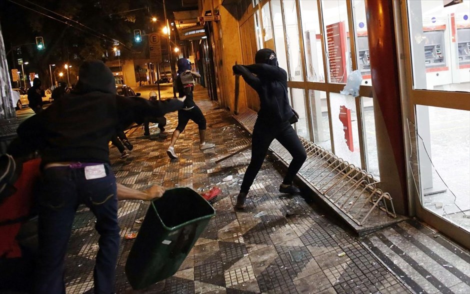 Επεισόδια στο Σάο Πάολο. Διαδηλωτές επιτίθενται σε υποκατάστημα της τράπεζας κατά τη διάρκεια διαμαρτυρίας ενάντια στην αύξηση της τιμής του εισιτηρίου στις δημόσιες μεταφορές. Σύμφωνα με τους διοργανωτές, στη συγκέντρωση μετείχαν περισσότεροί από 15.000 άνθρωποι. Από την πλευρά της, η αστυνομία έκανε λόγο για 1.200 διαδηλωτές.