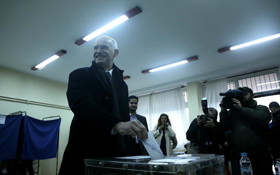 Βουλευτικές εκλογές 2015 - Εκλογικό κέντρο - Παπανδρέου. Ο πρόεδρος του Κινήματος Δημοκρατών Σοσιαλιστών, Γ. Παπανδρέου, ασκεί το εκλογικό του δικαίωμα στη Ν. Ερυθραία.