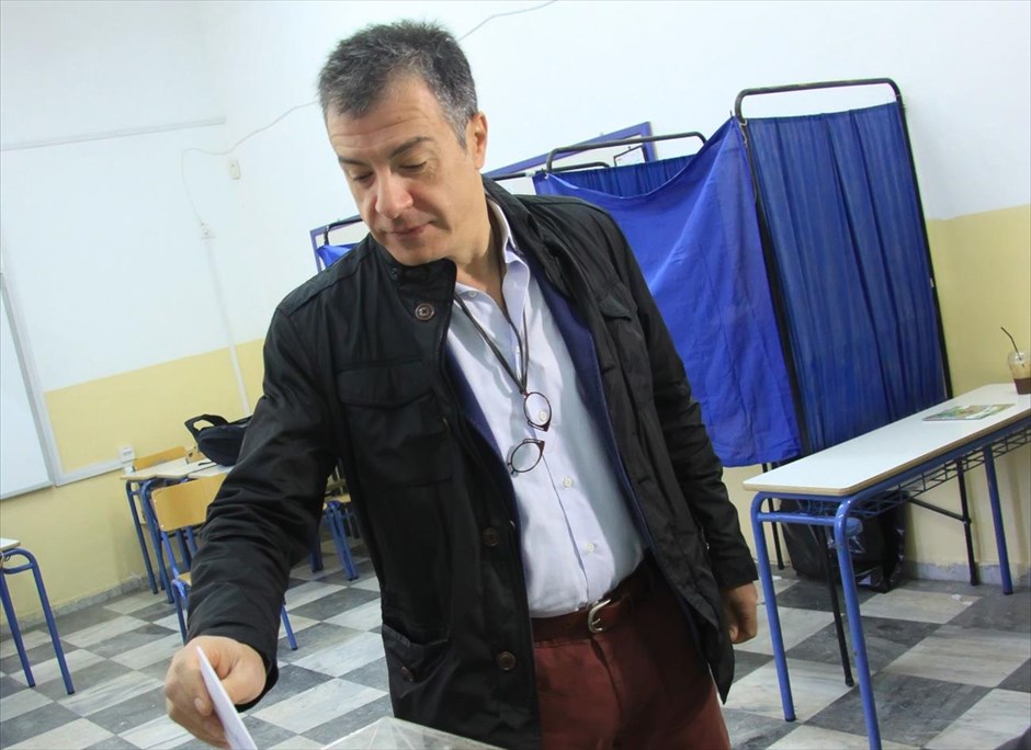 Βουλευτικές εκλογές 2015 - Εκλογικό κέντρο - κάλπη . Ο επικεφαλής του Ποταμιού, Στ. Θεοδωράκης, ασκεί το εκλογικό του δικαίωμα στα Χανιά.