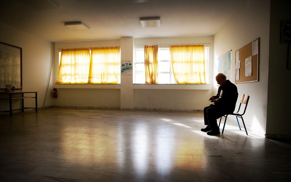 Βουλευτικές εκλογές 2015 - Εκλογικό κέντρο - κάλπη . Στιγμιότυπο απο εκλογικό τμήμα στην Αθήνα την ημέρα των εθνικών εκλογών του 2015.