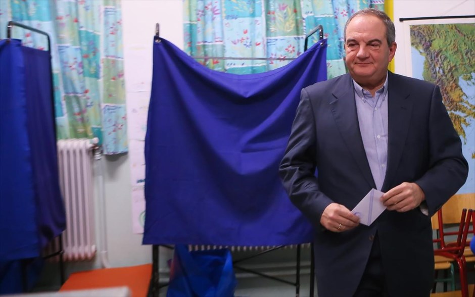 Βουλευτικές εκλογές 2015 - Εκλογικό κέντρο - Καραμανλής. Στο 310ο εκλογικό τμήμα Θεσσαλονίκης, το οποίο στεγάζεται στο 1ο δημοτικό σχολείο, στον Άγιο Ελευθέριο, ψήφισε ο πρώην πρωθυπουργός Κώστας Καραμανλής.