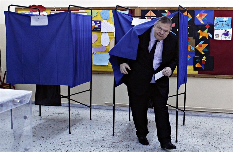 Βουλευτικές εκλογές 2015 - Εκλογικό κέντρο - Βενιζέλος. Ο Ευάγγελος Βενιζέλος ψηφίζει στη Θεσσαλονίκη.