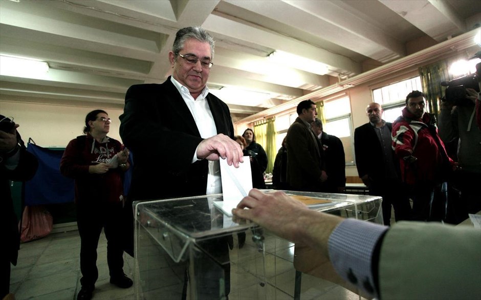 Βουλευτικές εκλογές 2015 - Εκλογικό κέντρο - Κουτσούμπας. Ο γενικός γραμματέας της Κ.Ε. του ΚΚΕ, Δ. Κουτσούμπας, ρίχνει την ψήφο του στο 4o Λύκειο Καλλιθέας «Νίκος Μπελογιάννης».