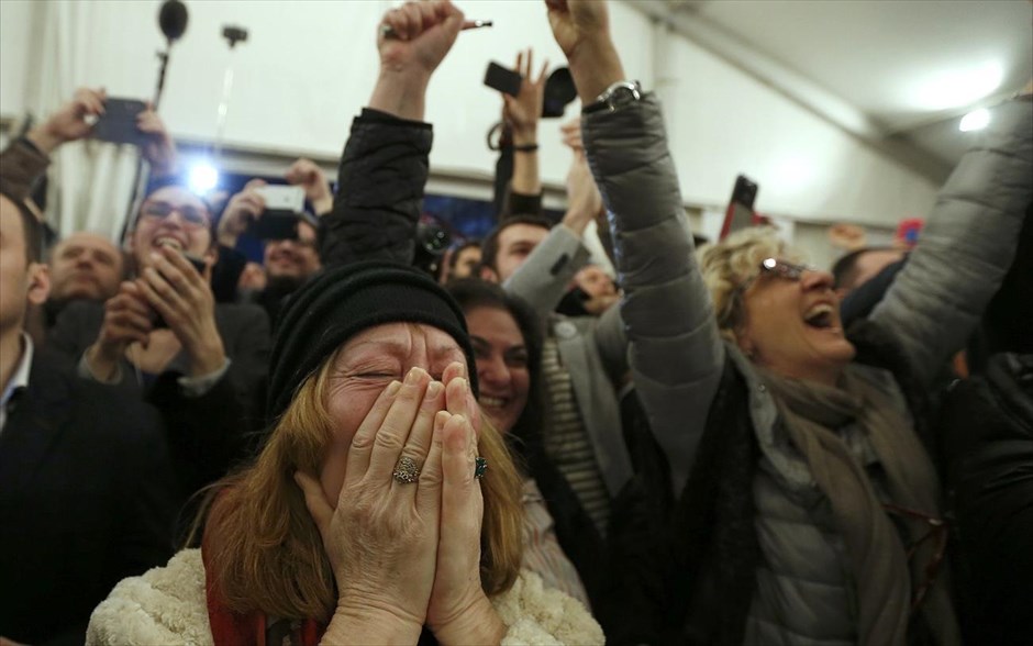 Πανηγυρισμοί στην πλατεία Κλαυθμώνος για τα exit polls. Υποστηρικτές του ΣΥΡΙΖΑ πανηγυρίζουν για τα αποτελέσματα των exit polls στο εκλογικό περίπτερο του κόμματος στην πλατεία Κλαυθμώνος. Το εκλογικό αποτέλεσμα, με βάση τα exit poll, «είναι μια ιστορική νίκη για τον ελληνικό λαό, ο οποίος τάχθηκε συντριπτικά κατά της λιτότητας» τονίζουν σε μια πρώτη τους αντίδραση κύκλοι του ΣΥΡΙΖΑ και προσθέτουν ότι το αποτέλεσμα «στέλνει ένα ισχυρό μήνυμα στην Ευρώπη, που μπορεί να αποτελέσει εφαλτήριο αλλαγών σε όλη την Ευρώπη».