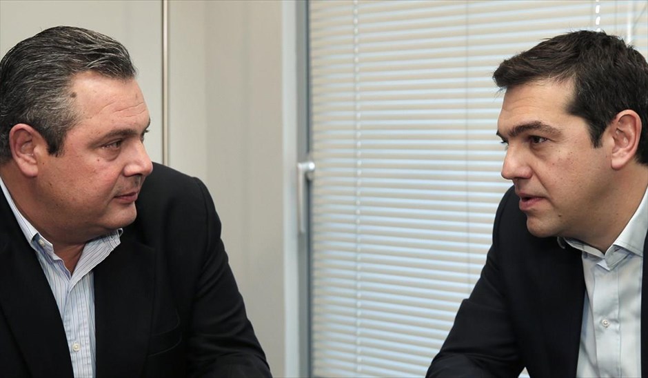 Συμφωνία Αλ. Τσίπρα - Π. Καμμένου για τον σχηματισμό κυβέρνησης . Στιγμιότυπο από τη συνάντηση του προέδρου του ΣΥΡΙΖΑ Αλέξη Τσίπρα με τον πρόεδρο των ΑΝΕΛ Πάνο Καμμένο. Τη συμφωνία ΣΥΡΙΖΑ – Ανεξάρτητων Ελλήνων για τον σχηματισμό κυβέρνησης ανακοίνωσε ο πρόεδρος των ΑΝΕΛ Πάνος Καμμένος, εξερχόμενος από τα γραφεία της Κουμουνδούρου μετά τη συνάντησή του με τον Αλ. Τσίπρα.