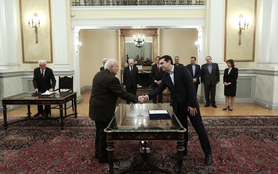 Ορκομωσία του πρωθυπουργού Α. Τσίπρα ενώπιον του Προέδρου της Δημοκρατίας Κ. Παπούλια. Με πολιτικό όρκο ορκίστηκε πρωθυπουργός ο πρόεδρος του ΣΥΡΙΖΑ Αλέξης Τσίπρας. Ενώπιον του Προέδρου της Δημοκρατίας Κάρολου Παπούλια, ο κ. Τσίπρας είπε: «Θέλω να σας διαβεβαιώσω στην τιμή και τη συνειδήση μου ότι θα τηρώ το Σύνταγμα και τους νόμους και ότι θα υπηρετώ πάντα το συμφέρον του ελληνικού κράτους».