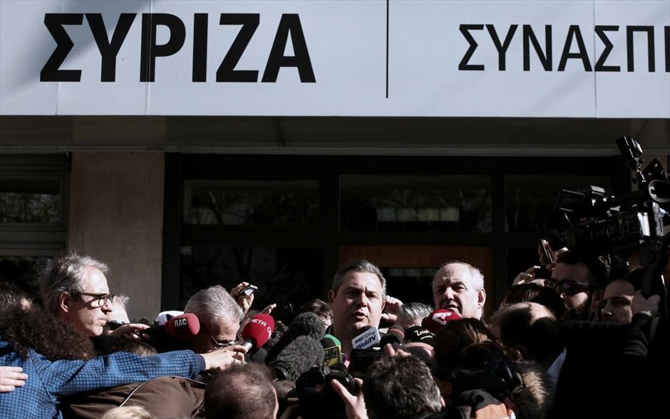 Καμμένος - δηλώσεις για συνεργασία με ΣΥΡΙΖΑ. «Οι Ανεξάρτητοι Έλληνες δίνουν ψήφο εμπιστοσύνης στον πρωθυπουργό, Αλ. Τσίπρα», ανέφερε ο πρόεδρος των Ανεξάρτητων Ελλήνων Π. Καμμένος σε δηλώσεις του μετά τη συνάντησή του με τον Α. Τσίπρα στην Κουμουνδούρου. «Ενωμένοι οι Έλληνες θα προχωρήσουμε σε μία νέα μέρα», πρόσθεσε.