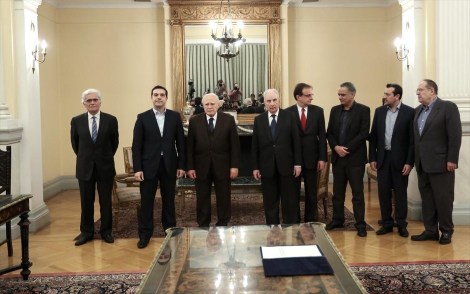 Τσίπρας - Ορκωμοσία. Με πολιτικό όρκο ορκίστηκε πρωθυπουργός ο πρόεδρος του ΣΥΡΙΖΑ Αλέξης Τσίπρας. Ενώπιον του Προέδρου της Δημοκρατίας Κάρολου Παπούλια, ο κ. Τσίπρας είπε: «Θέλω να σας διαβεβαιώσω στην τιμή και τη συνειδήση μου ότι θα τηρώ το Σύνταγμα και τους νόμους και ότι θα υπηρετώ πάντα το συμφέρον του ελληνικού κράτους».