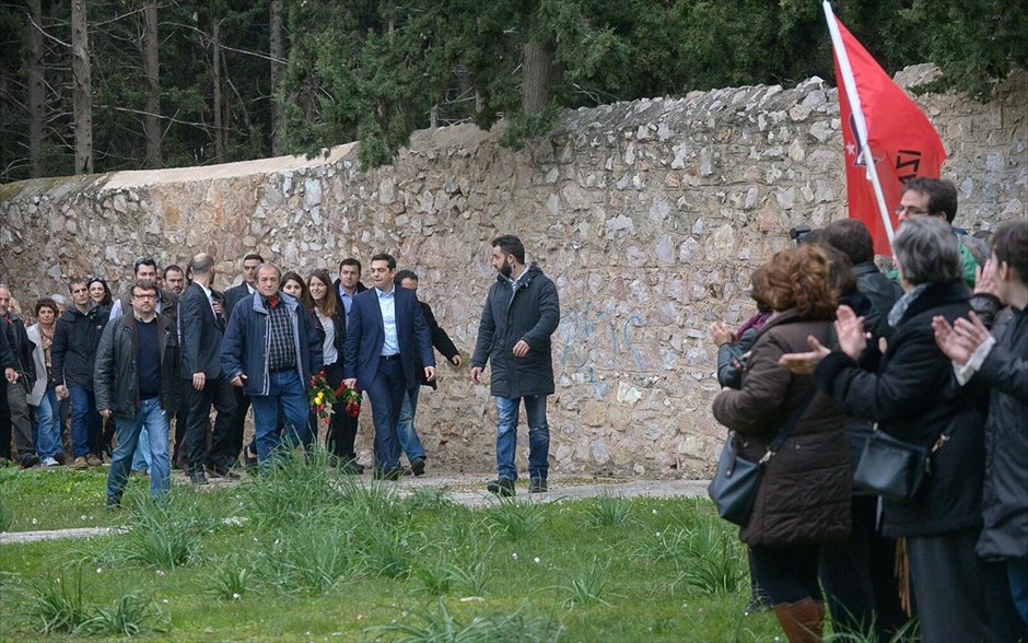 Τσίπρας - Καισαριανή. Μετά την ορκωμοσία του ο Αλέξης Τσίπρας κατέθεσε λουλούδια στο μνημείο των πεσόντων στην Καισαριανή.