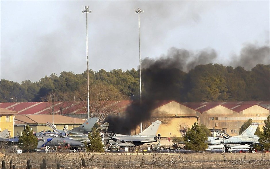 Ισπανία: Τραγικό ατύχημα ελληνικού F-16. Σε τραγωδία με νεκρούς και τραυματίες εξελίσσεται η πτώση του ελληνικού F16 στην πίστα αεροδρομίου της αεροπορικής βάσης εκπαίδευσης του Λος Γιάνος στο Αλμπαθέτε λίγο μετά τις 4.30 το απόγευμα, κατά τη φάση της απογείωσης.  Σύμφωνα με εκπρόσωπο του ισπανικού υπουργείου Άμυνας, 10 άνθρωποι σκοτώθηκαν και άλλοι 13 τραυματίστηκαν. Πάντως, από ελληνικής πλευράς τονίζεται ότι προς το παρόν δεν υπάρχουν νεότερα για την κατάσταση των πιλότων του ελληνικού αεροσκάφους, καθώς και πως τα υπόλοιπα μέλη της ελληνικής αποστολή είναι καλά στην υγεία τους.