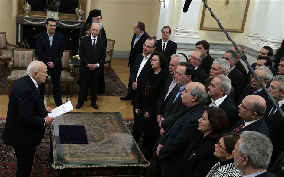 Ορκίστηκε η νέα κυβέρνηση. Ορκίστηκαν τα μέλη της νέας κυβέρνησης. Εννέα εξ αυτών επέλεξαν να ορκιστούν με θρησκευτικό όρκο και τα υπόλοιπα με πολιτικό. Τη σύνθεση του νέου κυβερνητικού σχήματος ανακοίνωσε νωρίτερα ο νέος υπουργός Επικρατείας Νίκος Παππάς.